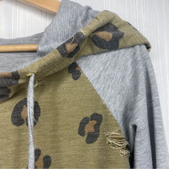 Mon Ami Hooded Leopard Distressed Long Sleeve Shirt Size Small - Picture 7 of 8